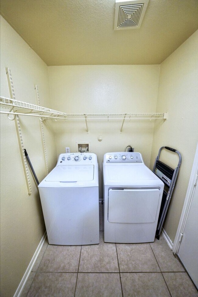 Building Photo - Beautiful Rental now available in Thistle Creek (Schertz) - 5 Bedrooms! Realtor Commission: $750