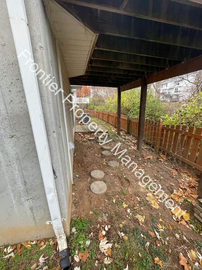 Building Photo - 2116 Doe Run Dr