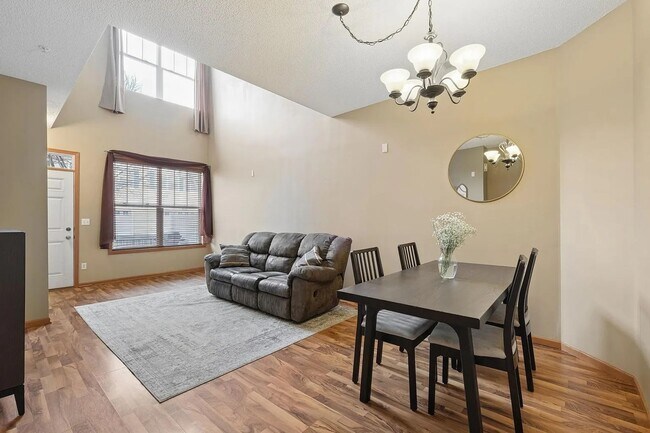 Building Photo - Quiet 2 bedroom with study area.