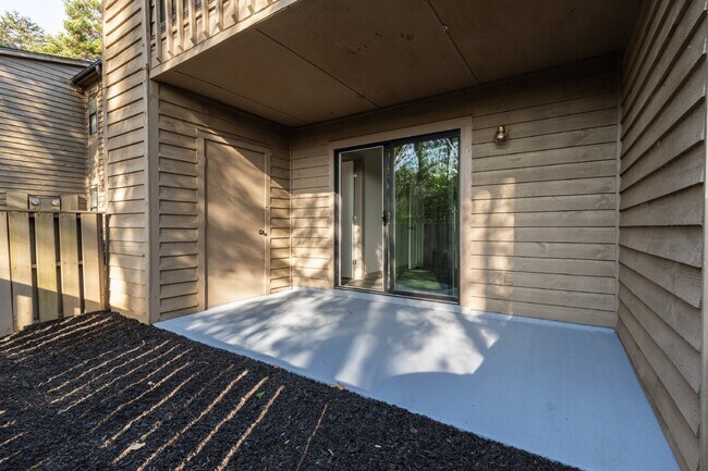 Building Photo - Fully Renovated 2-Bed Condo in Lake Wylie Woods – Prime Location with Community Amenities! $1,850...