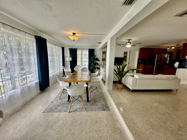 Building Photo - 2901 NW 9th Ter