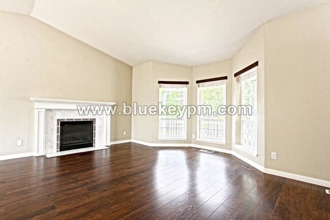 Building Photo - 4 Bed, 2 Bath Home in Well Established Nei...