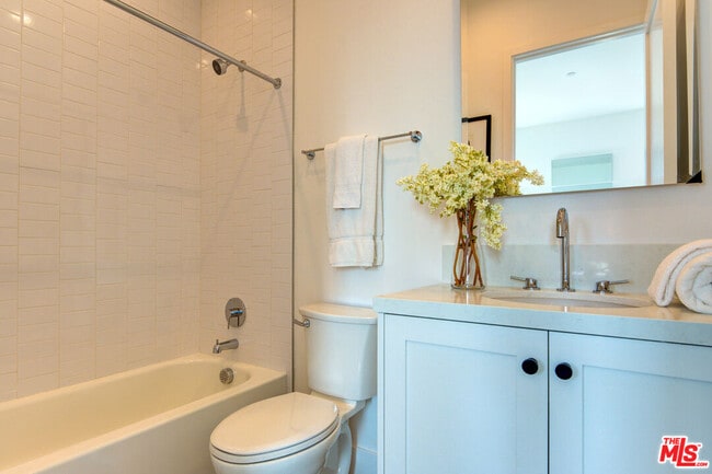 Building Photo - 6018 1/2-6018 1/2 Comey Ave