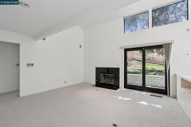 Building Photo - 660 La Casa Via