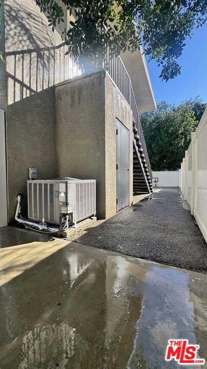 Building Photo - 15360 Wyandotte St