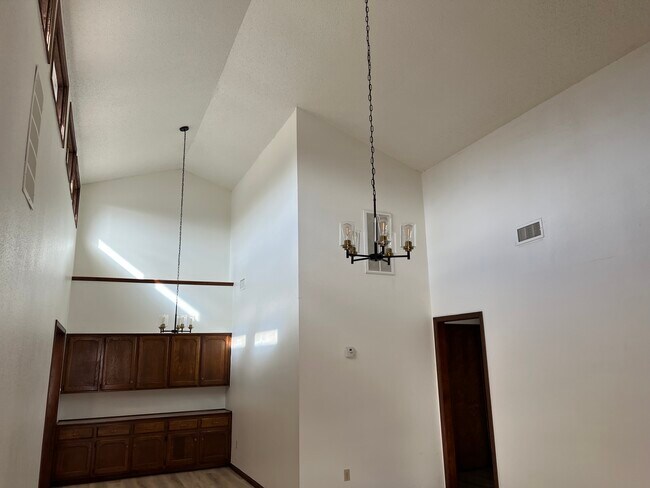 Vaulted ceiling - 1903 Crystal Cir