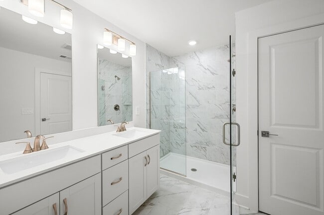 Building Photo - 3040 Poplar Farms Dr