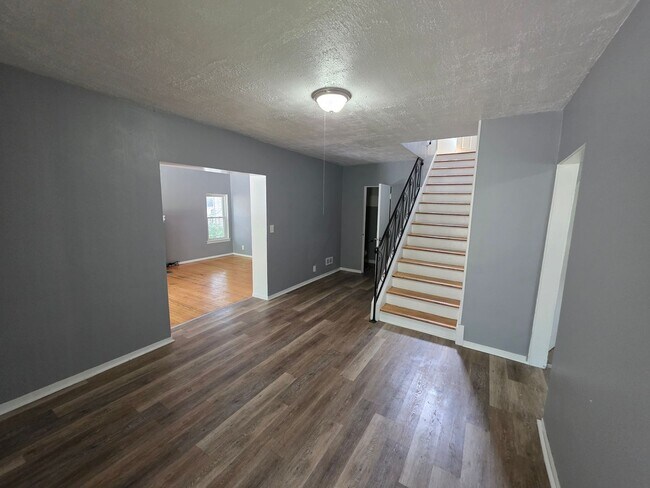 Building Photo - Large Single Family House Available Now 3 to 4 Beds 1.5 Bath over 2000 SQ FT