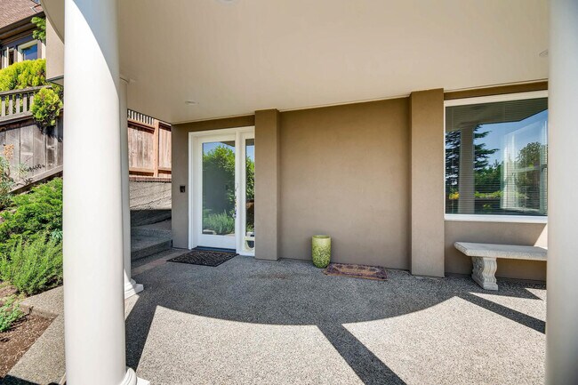 Building Photo - Queen Anne Home