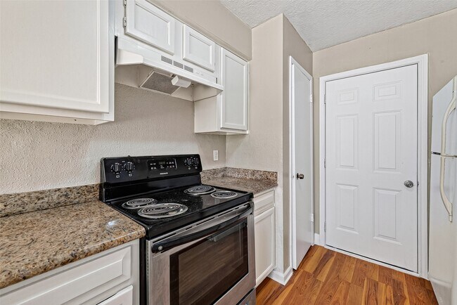 Building Photo - 13847 Cherry Hollow Ln