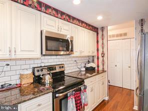 Building Photo - 222 Deerpark Ct
