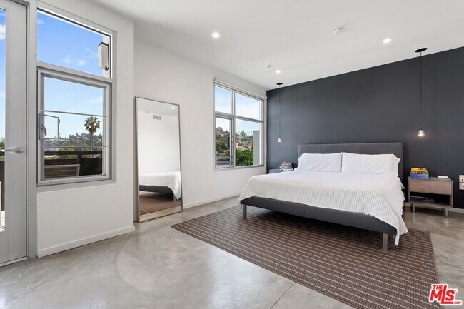 Building Photo - 4111 Sunset Blvd