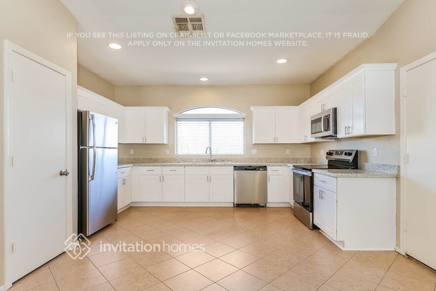 Building Photo - 9121 W MacKenzie Dr