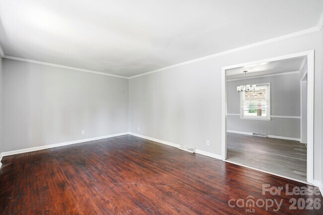 Building Photo - 4815 Carriage Dr Cir