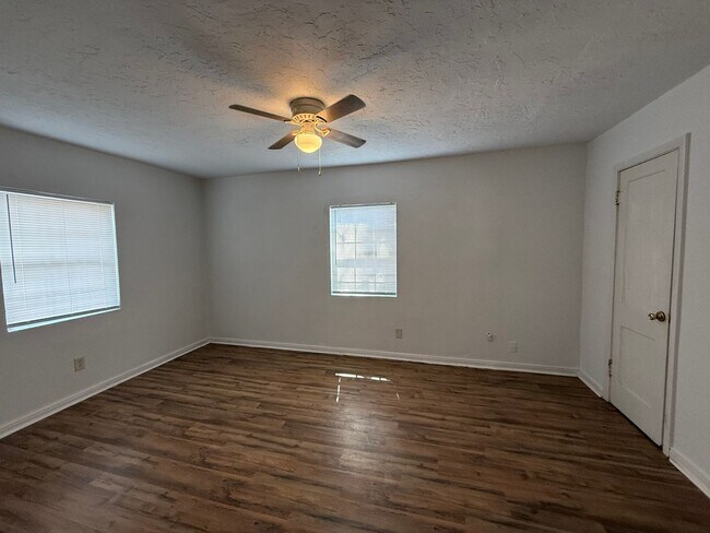 Building Photo - Beautiful home!