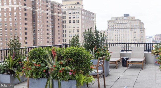 Building Photo - 206 W Washington Square