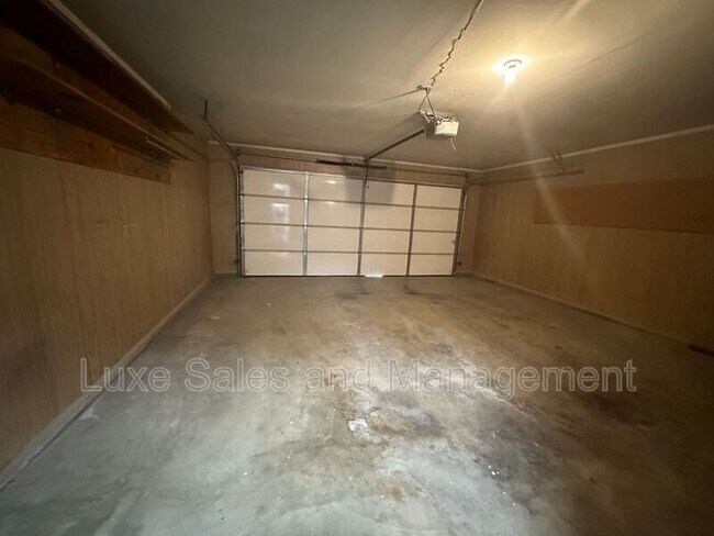 Building Photo - 6102 N Ross Ave