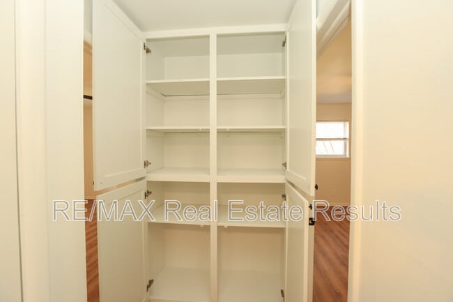 Building Photo - 2842 N Loxley Ave