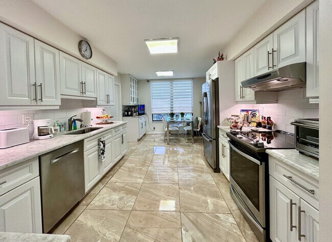 Building Photo - 7568 Regency Lake Dr