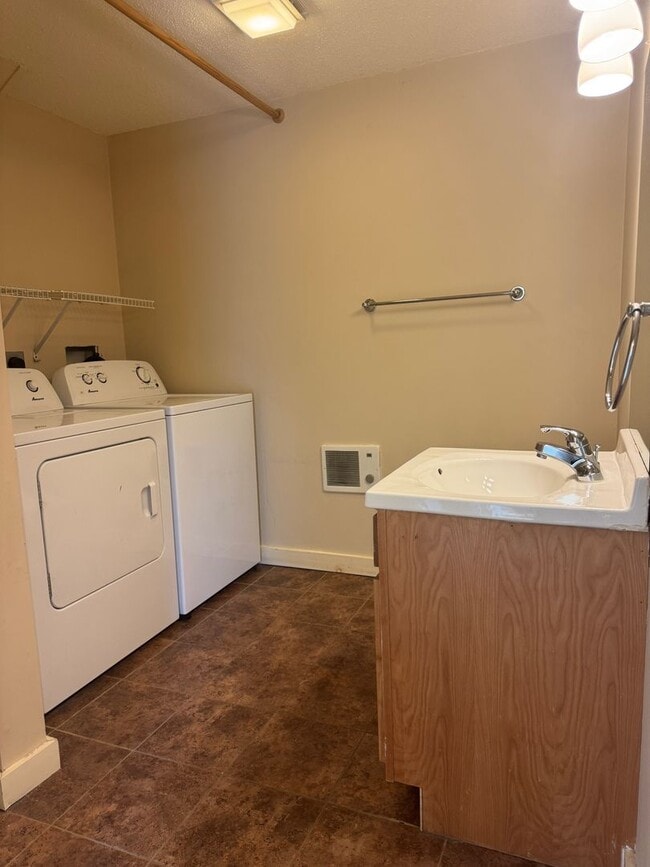 Building Photo - 2 bedroom with loft in downtown Quechee