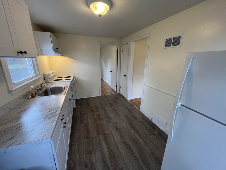 Kitchen - 107 Douglas Ave