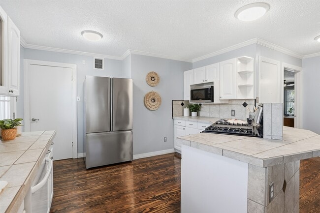 Building Photo - 818 Cedar Rd