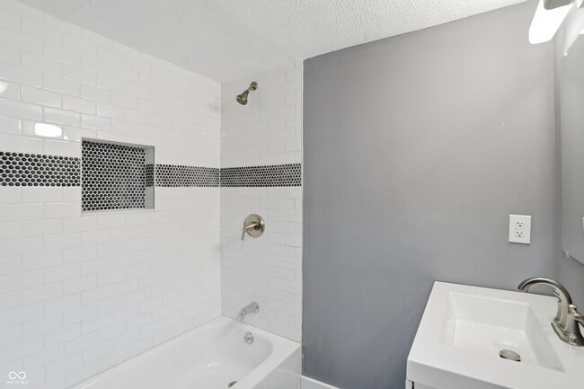 Building Photo - 1035 Albany St