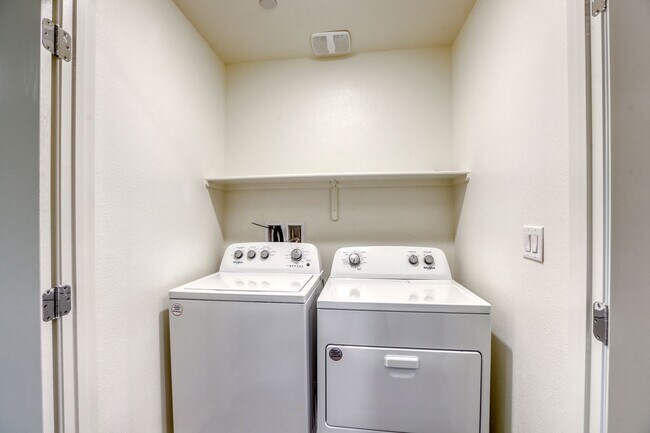 Building Photo - Furnished Henderson 3BR w/ Community Pool & fitness center