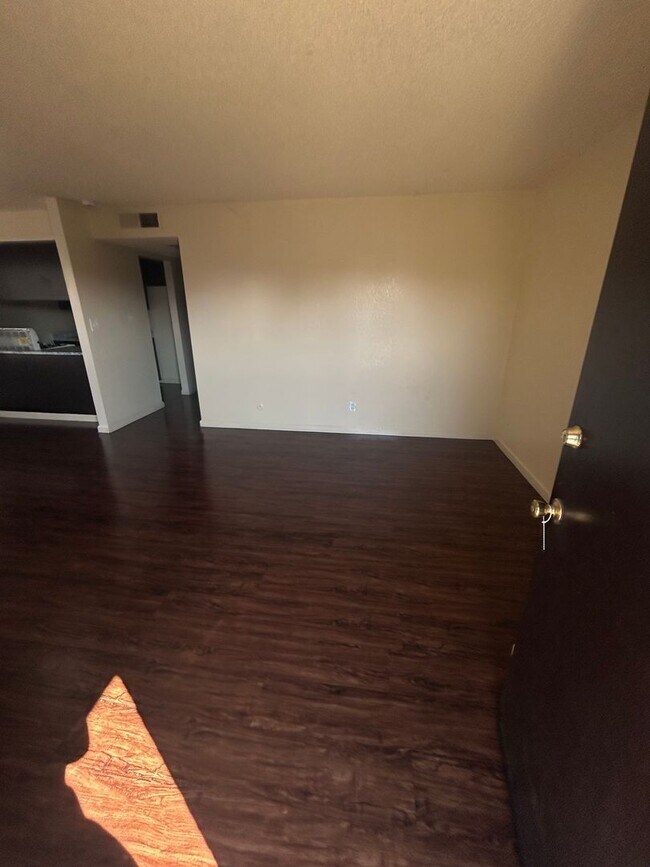 Building Photo - Downstairs Apartment Available in Visalia Now!