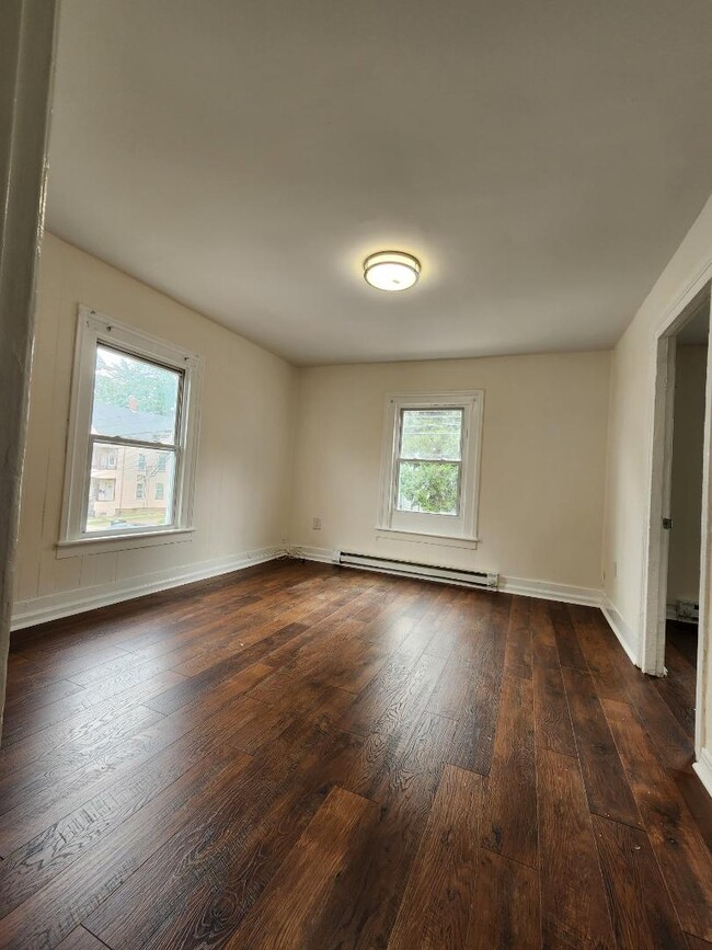 Building Photo - 129 Willow St