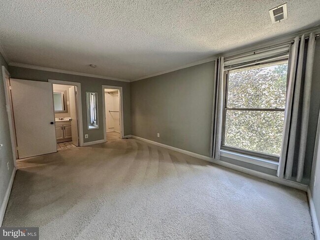 Building Photo - 3330 Woodburn Village Dr
