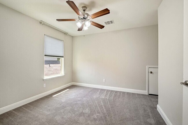 Building Photo - Fantastic 3 Bedroom, 2.5 Bath, 2-Story Hom...