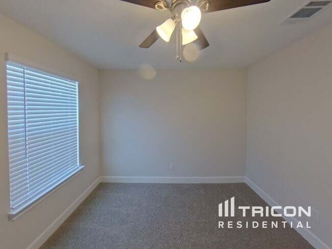 Building Photo - 1221 Bullock Dr