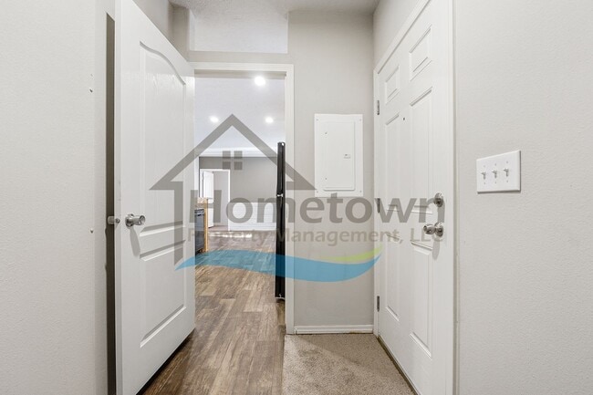 Building Photo - 3 Bedroom 2 Bathroom Home on a Private Lot out in the Country Near Sagle!