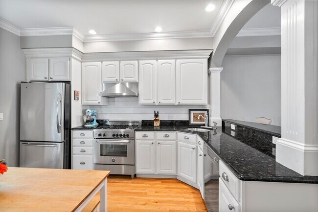 Building Photo - 10 S Sydney St