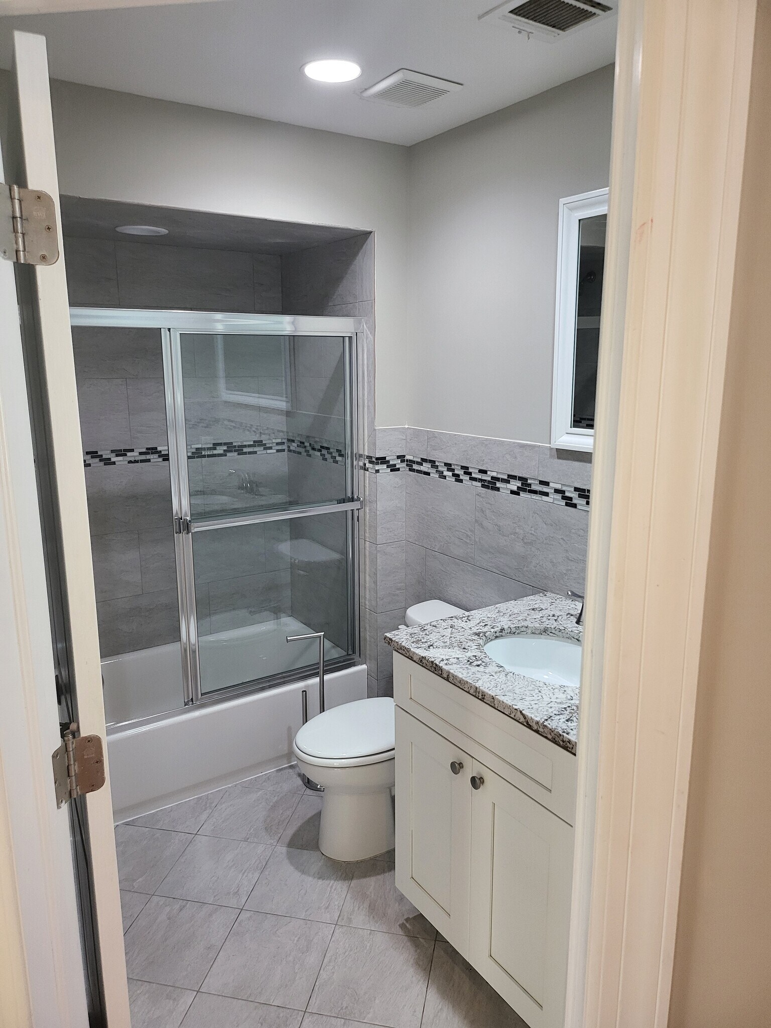 Building Photo - 36 W Hanover Ave