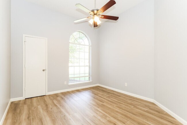 Building Photo - 318 Lazy Ln