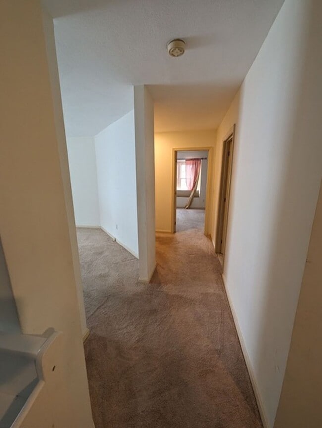 Building Photo - 2 Bed 1 Bath Second Floor Corner Unit