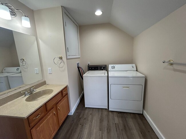 Building Photo - Charming Downtown Grove City Home