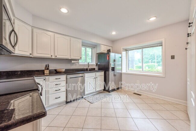 Building Photo - 10343 Bushman Dr