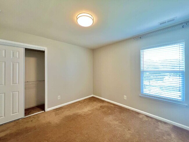 Building Photo - SPACIOUS 3 BEDROOMS!