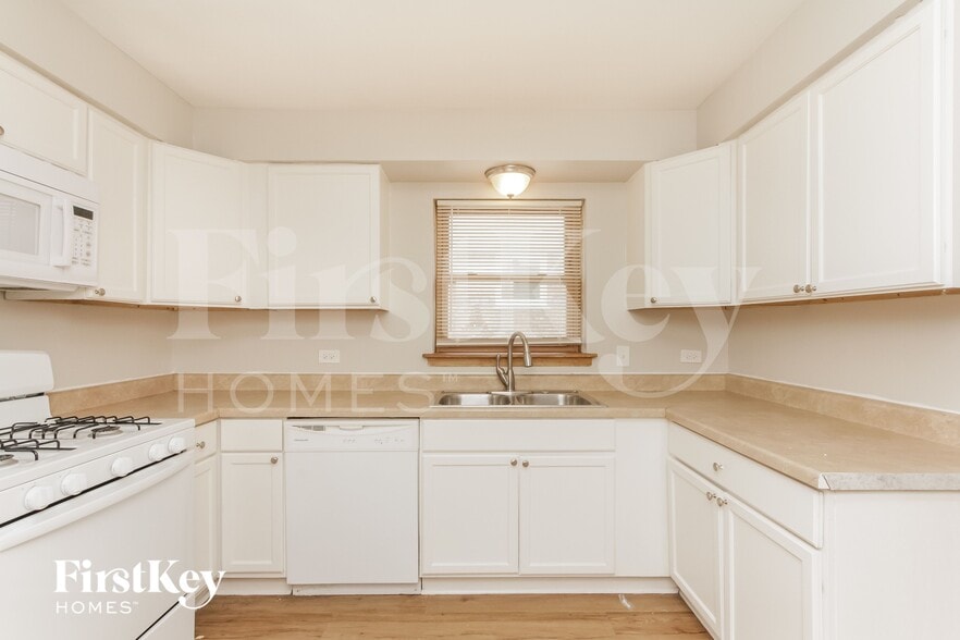 Building Photo - 10437 S Keeler Ave