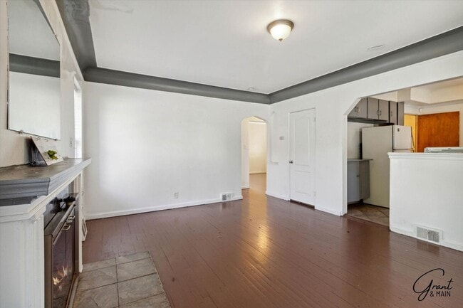 Building Photo - $1,200/month - 2 Bed 1.5 Bath in Warren, Detroit