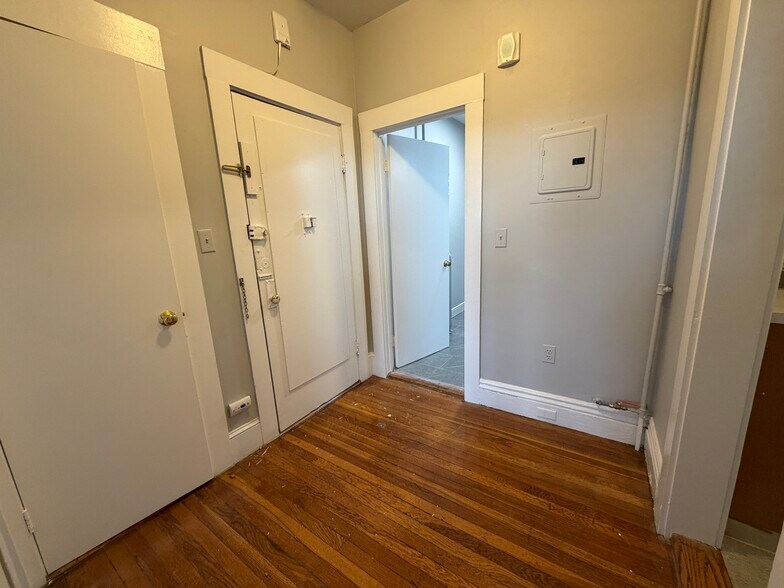 Building Photo - 376 Riverway