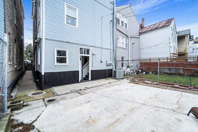 Building Photo - 2042 W Cullerton St