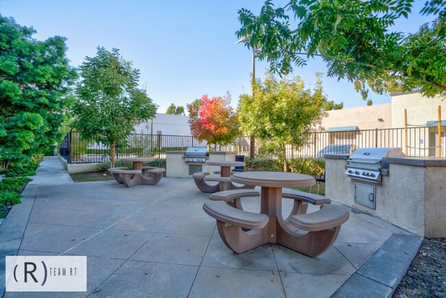 Building Photo - TRI-LEVEL TOWNHOME IN ELEMENTS OF ROSEMEAD!