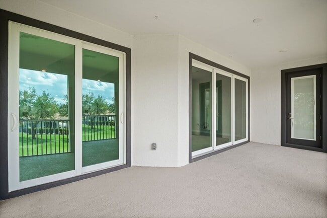 Building Photo - Stunning property, newer construction 3 sp...
