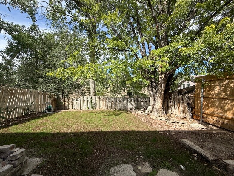 Building Photo - 2412 1/2 Hidden Valley Dr
