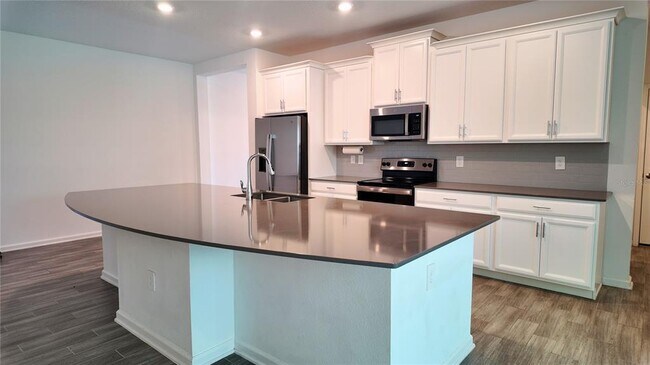 Building Photo - 6366 Lakepine St