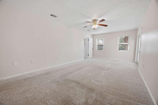 Building Photo - 157 Country Club Rd